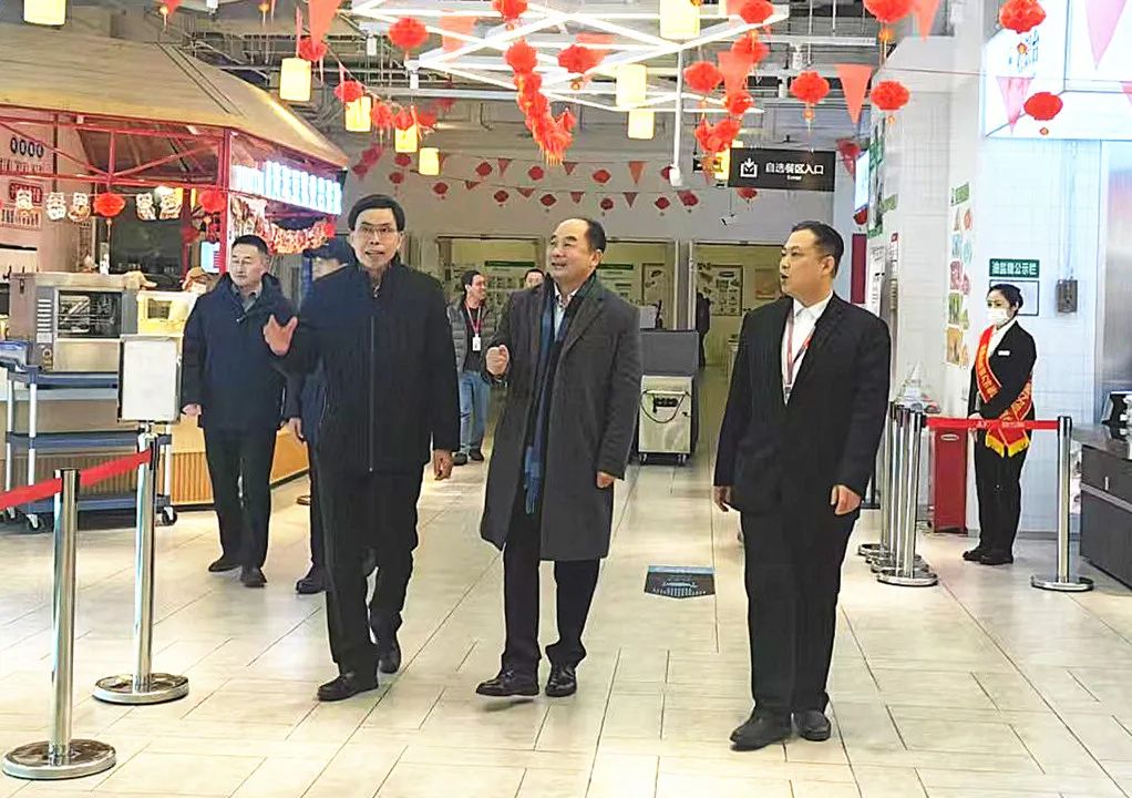 春節(jié)前，薦世新董事長和集團(tuán)各大區(qū)領(lǐng)導(dǎo)前往餐廳檢查走訪